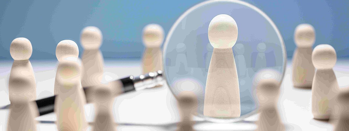 Spielfiguren mit einer Spielfigur im Fokus